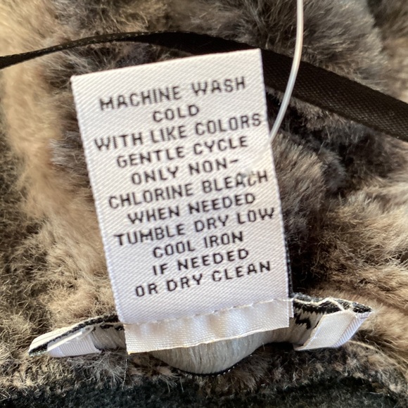 Carmen Marc Valvo Women’s Charcoal Cape with Faux Fur collar. Size XL. NWT. - Picture 10 of 10